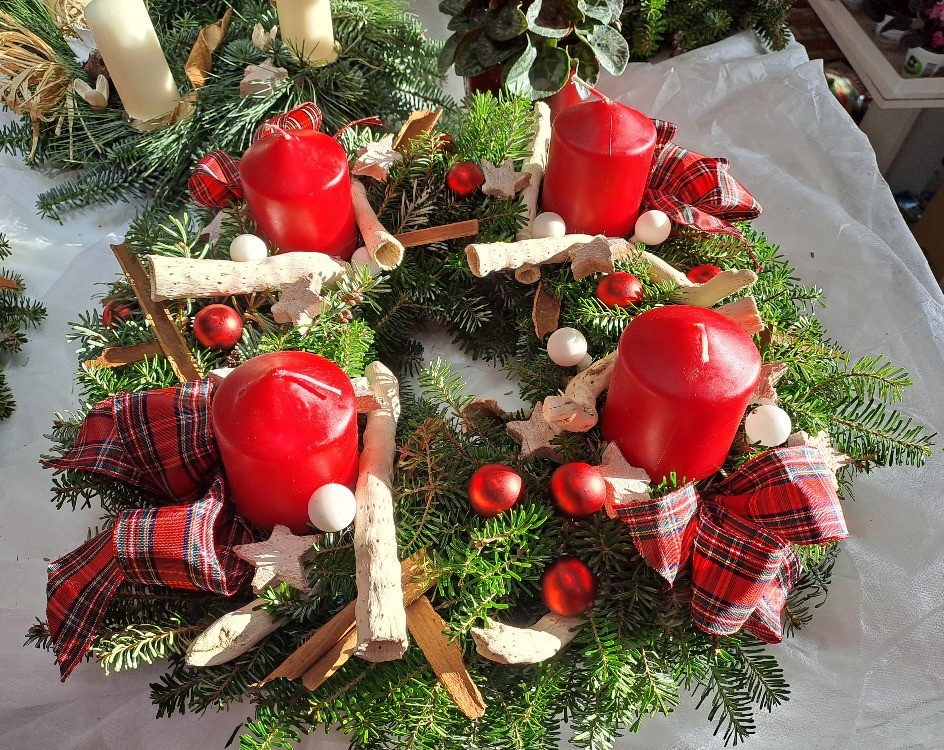 Věnec jedlový adventní 35 cm červený