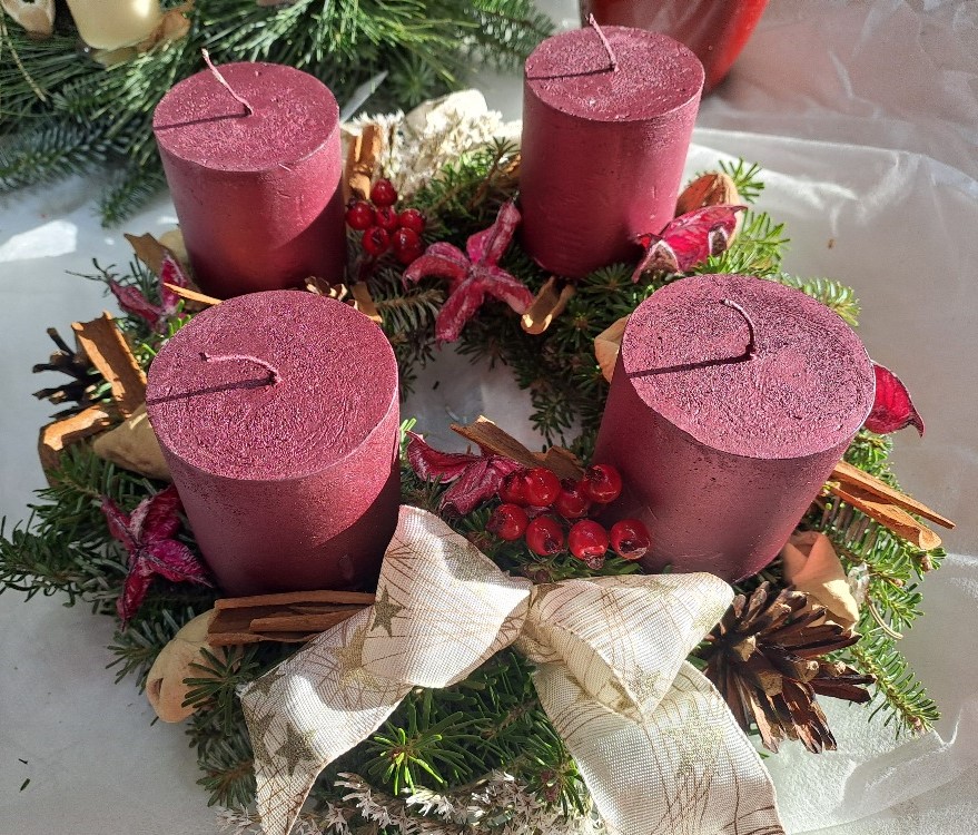Věnec jedlový adventní 25 cm purpurový
