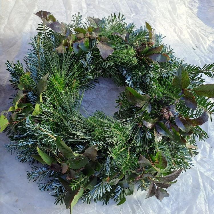 Věnec jedlový s borovicí a mahonem 30/35 cm